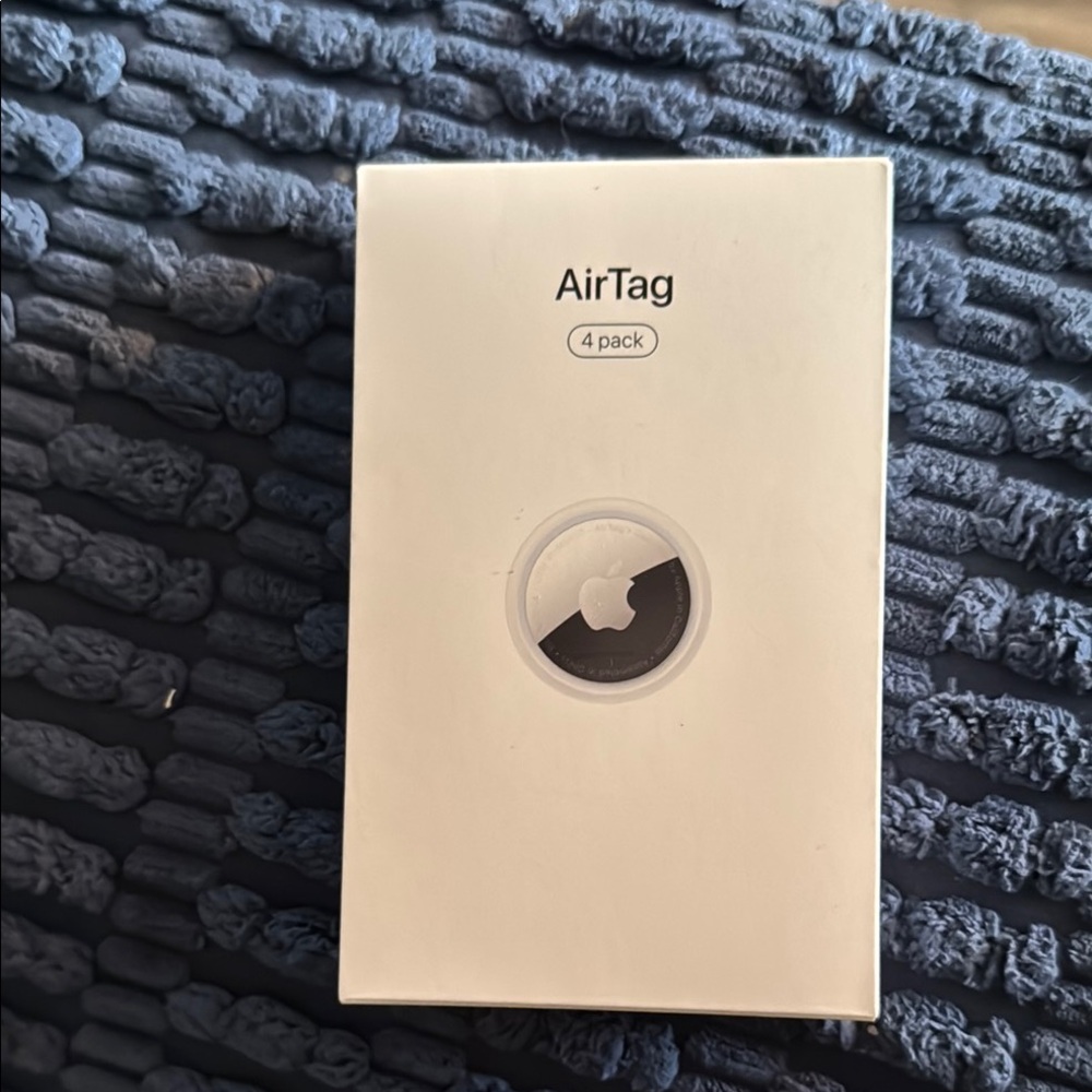 Apple AirTag 4 Pack - White and Black